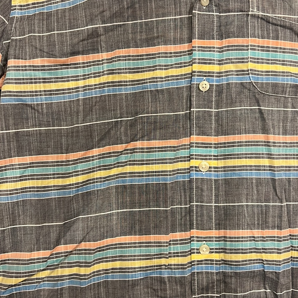 Short sleek button up - Picture 2 of 4